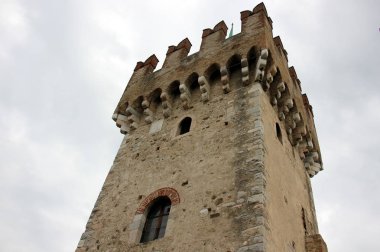 Sirmione İtalya bir şehirdir 