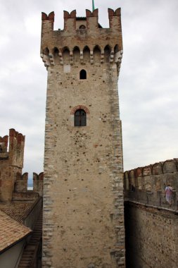 Sirmione İtalya bir şehirdir 