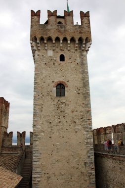 Sirmione İtalya bir şehirdir 