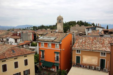 Sirmione İtalya bir şehirdir 