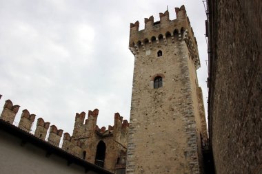 Sirmione İtalya bir şehirdir 