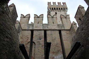 Sirmione İtalya bir şehirdir 