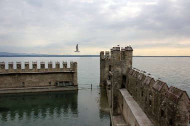 Sirmione İtalya bir şehirdir 