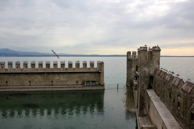 Sirmione İtalya bir şehirdir 