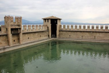 Sirmione İtalya bir şehirdir 