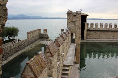 Sirmione İtalya bir şehirdir 