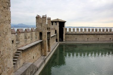 Sirmione İtalya bir şehirdir 