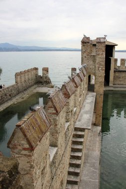 Sirmione İtalya bir şehirdir 