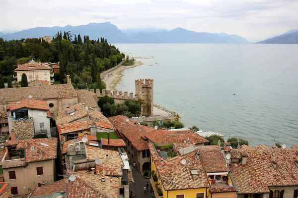 Sirmione İtalya bir şehirdir 