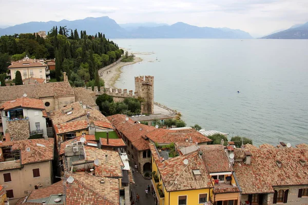 Sirmione İtalya bir şehirdir 