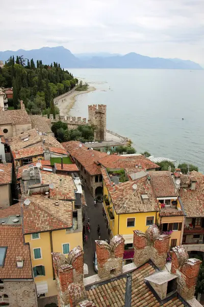 Sirmione İtalya bir şehirdir 