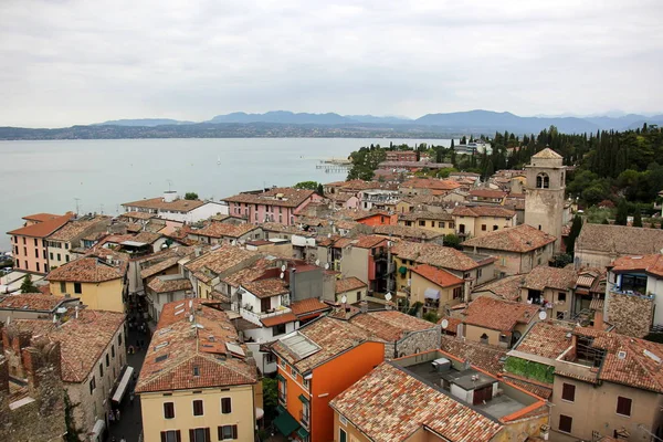Sirmione İtalya bir şehirdir 