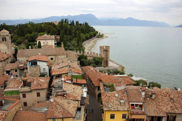 Sirmione İtalya bir şehirdir 