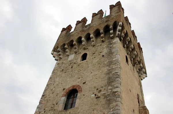 Sirmione je město v Itálii — Stock fotografie