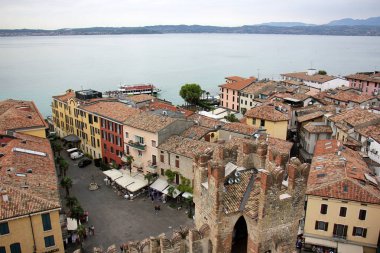 Sirmione İtalya bir şehirdir 