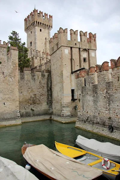 Sirmione est une ville en Italie — Photo