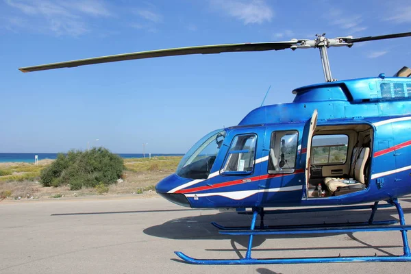 Вертоліт, встановлений на бетонній платформі — стокове фото