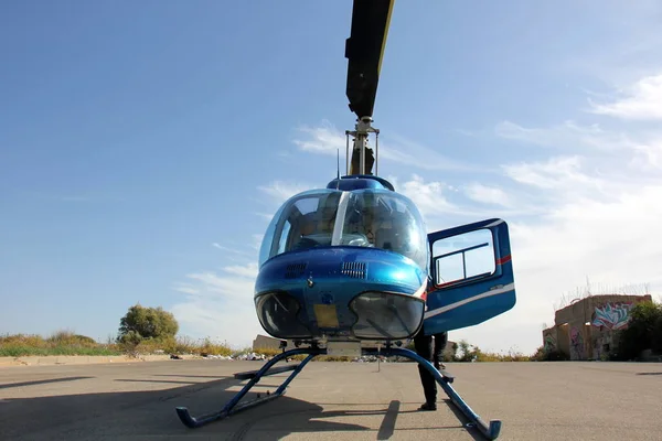 Вертоліт, встановлений на бетонній платформі — стокове фото