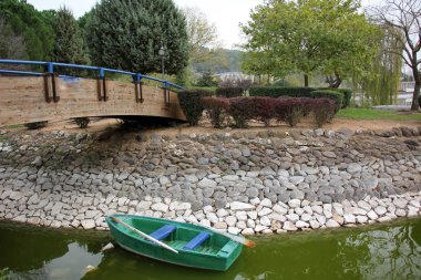 Köprü nehrin üzerinde 