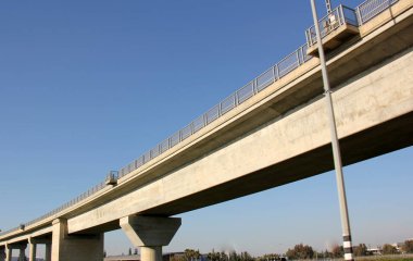 Köprü nehrin üzerinde 