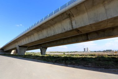 Köprü nehrin üzerinde 