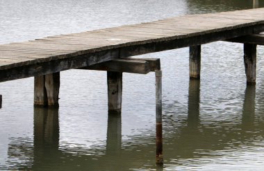 Köprü nehrin üzerinde 