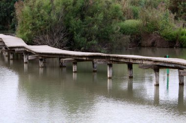 Köprü nehrin üzerinde 