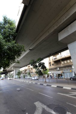 Köprü nehrin üzerinde 