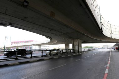 Köprü nehrin üzerinde 