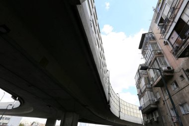 Köprü nehrin üzerinde 