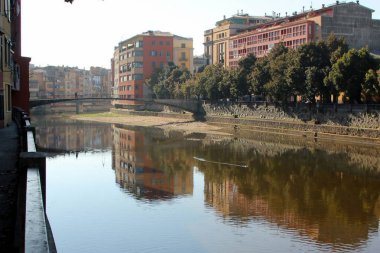 Köprü nehrin üzerinde 