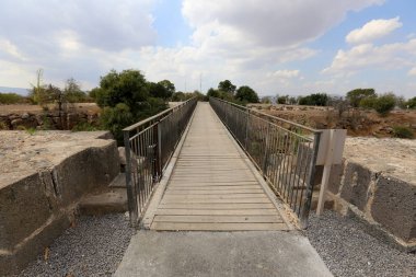 Köprü nehrin üzerinde 