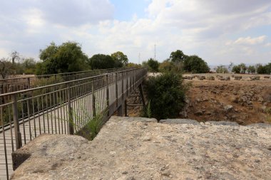 Köprü nehrin üzerinde 