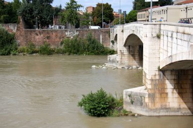 Köprü nehrin üzerinde 