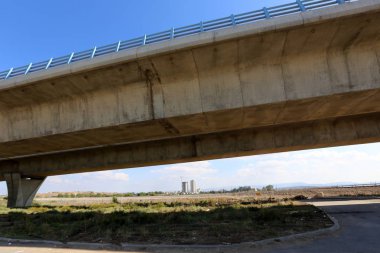 Köprü nehrin üzerinde 