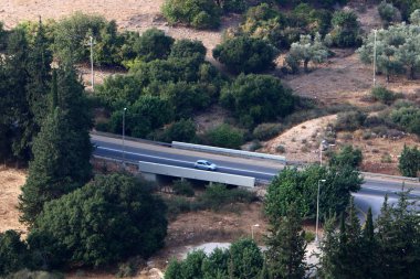 Köprü nehrin üzerinde 