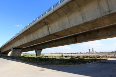 Köprü nehrin üzerinde 