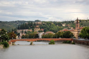 Köprü nehrin üzerinde 
