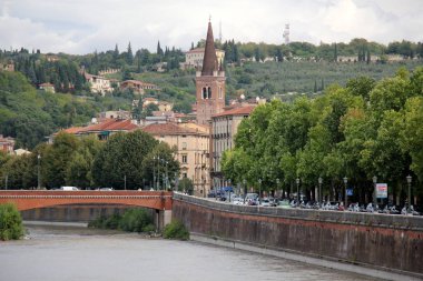 Köprü nehrin üzerinde 