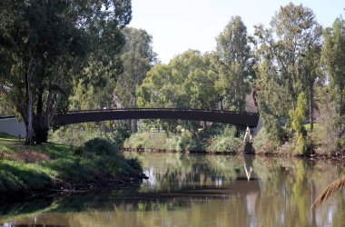 Köprü nehrin üzerinde 