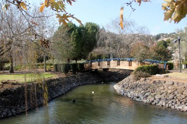 Köprü nehrin üzerinde 