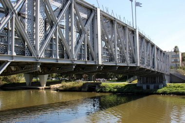 Köprü nehrin üzerinde 