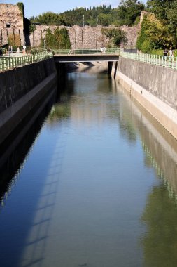 Köprü nehrin üzerinde 