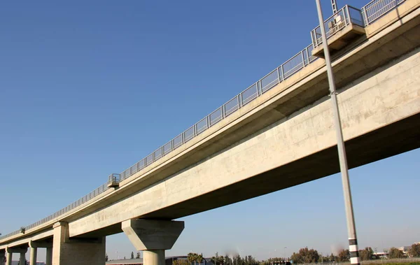 Köprü nehrin üzerinde 