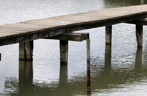 Köprü nehrin üzerinde 