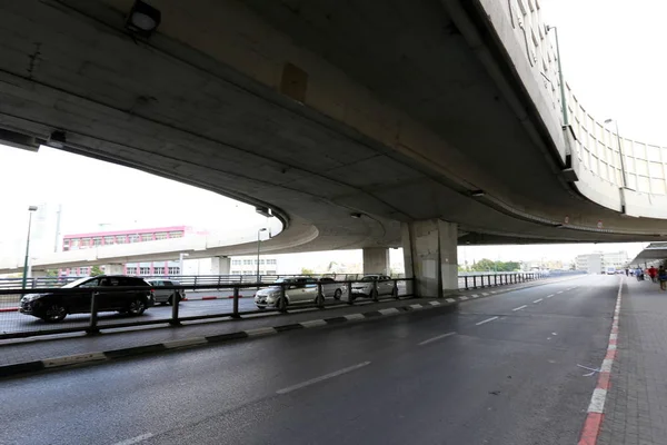 Köprü nehrin üzerinde 