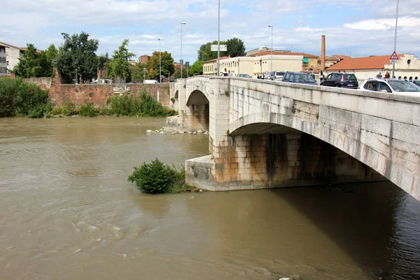 Híd a folyó felett — Stock Fotó