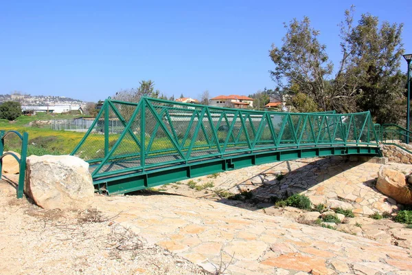 Köprü nehrin üzerinde 