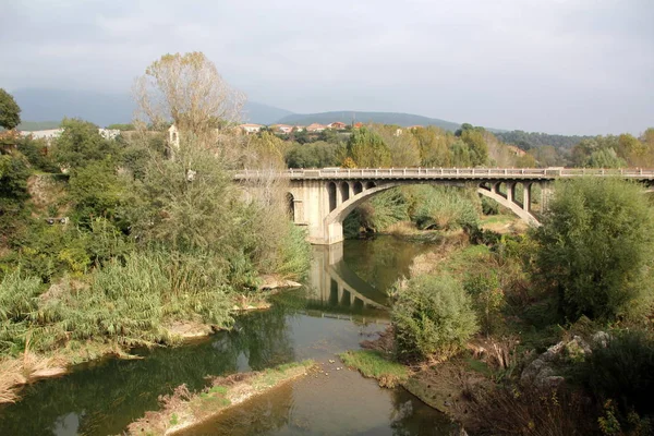 Brug over rivier — Stockfoto