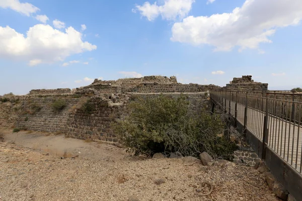 Köprü nehrin üzerinde 